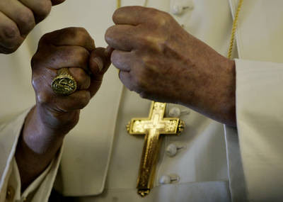 Manos+de+Ratzinger.jpg