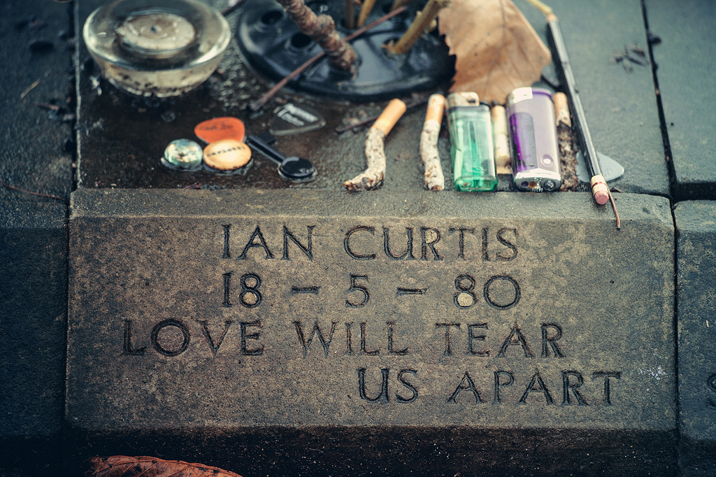 00-ian-curtis-tomstone.jpg
