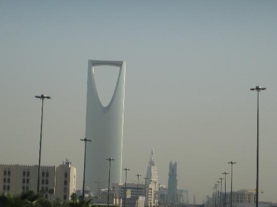 kingdom-tower-from-ground.jpg