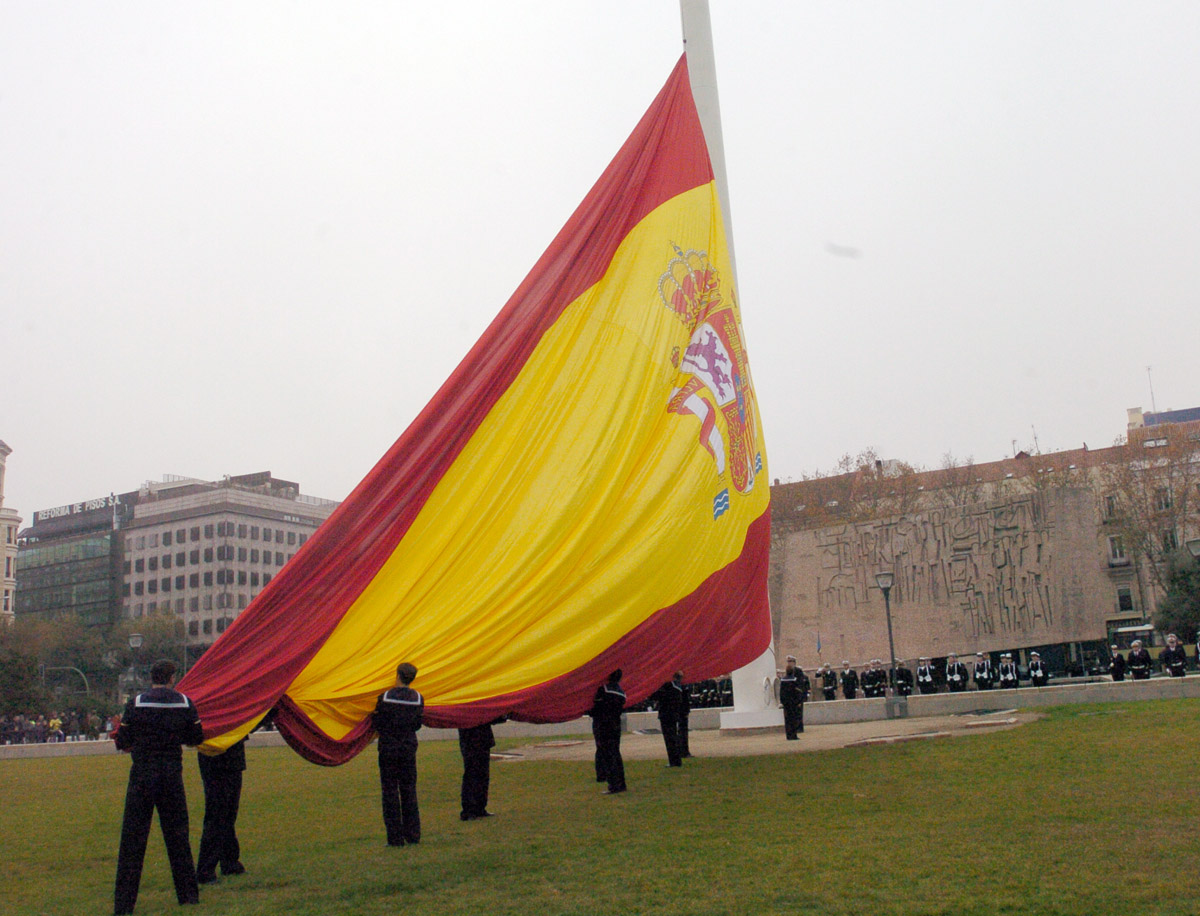 bandera_izado_colon_061204_g.jpg
